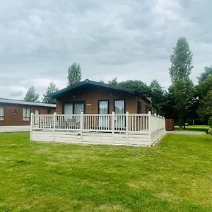 Garden View With Hot Tub Lodge