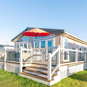 Lakeside Gem With Hot Tub Lodge